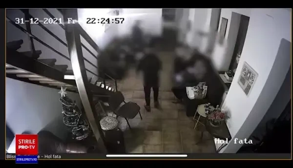 Imagini cu petrecerea tinerilor care au distrus vila de Revelion. Momentul în care au acoperit camerele de supraveghere