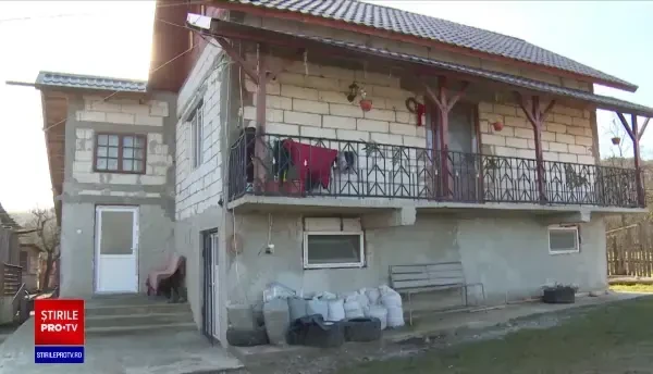 O femeie a ajuns să fie terorizată de propriul fiu. Bărbatul o amenință și o lovește de ani de zile