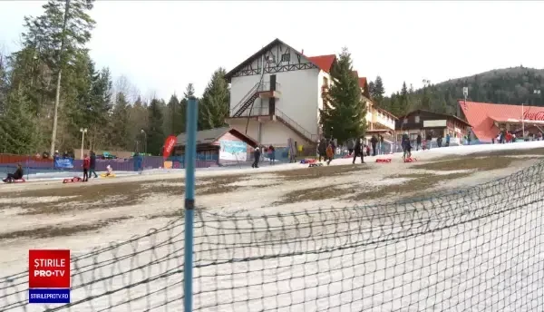 Peisaj trist în Predeal și Poiana Brașov. Turiștii au parte mai mult de nămol, decât de zăpadă