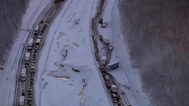 Dezastru în SUA. Oamenii au rămas blocați pe autostradă, în zăpadă, 24 de ore: Se va transforma dintr-o criză într-o tragedie