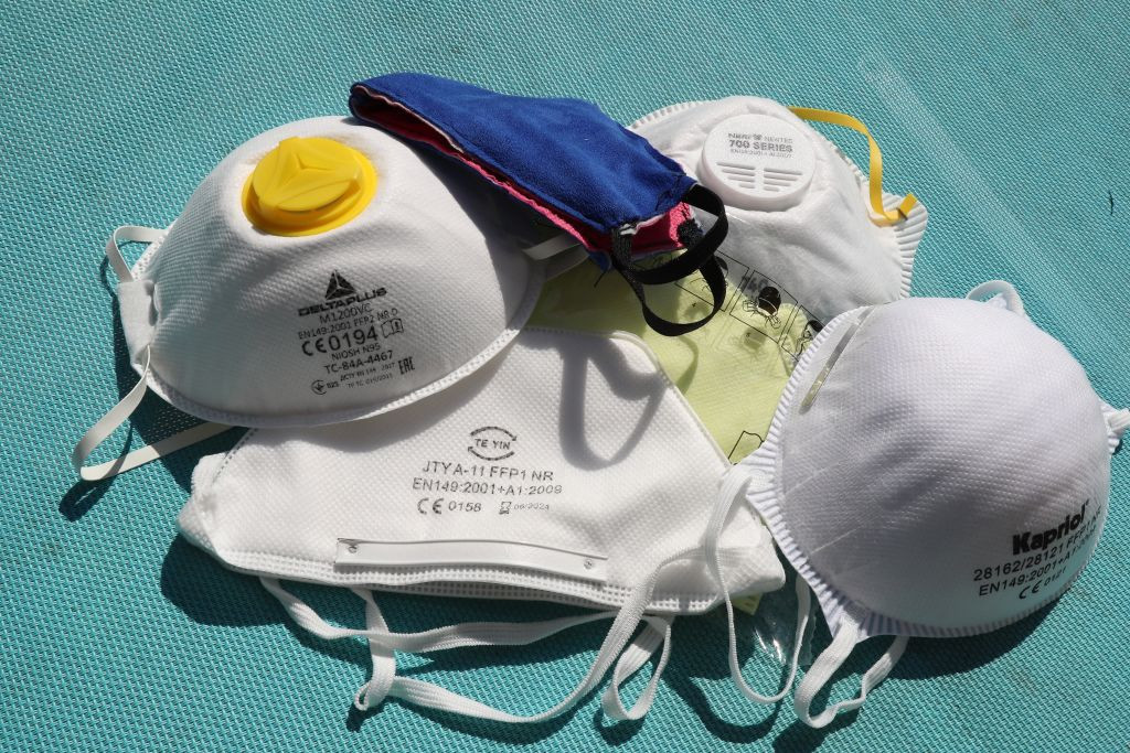 De ce reprezintă măștile textile un pericol în fața variantei Omicron. Experții spun care sunt cele mai eficiente