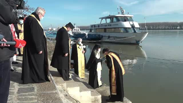 Tradiționala cruce de gheață de la Galați pentru Bobotează riscă să se topească. Soluția de rezervă pregătită de preoți