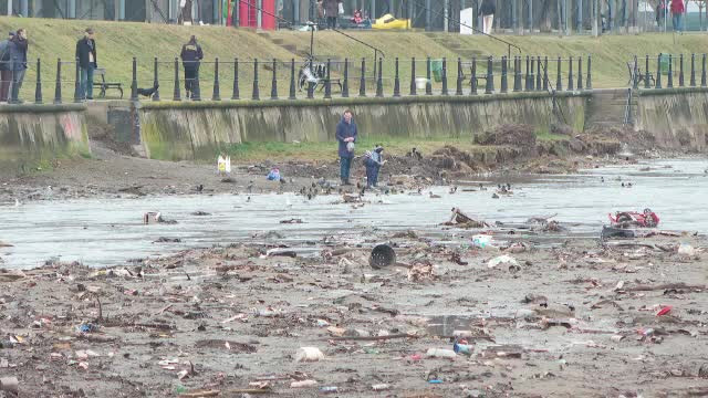 Rampă de gunoi și bazar de vechituri pe albia Șomeșului Mic. Faleza arată dezolant