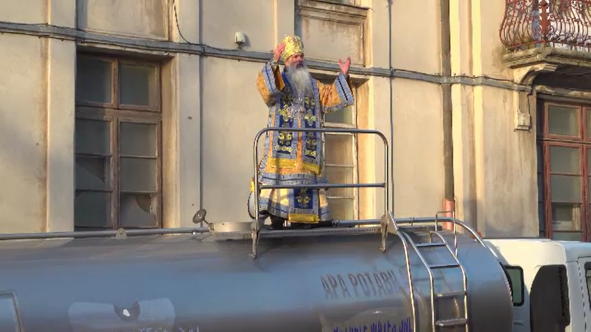 Slujbă specială oficiată de ÎPS Teodosie în Ajun de Bobotează. Ierarhul s-a cățărat pe cisterne ca să sfințească apele