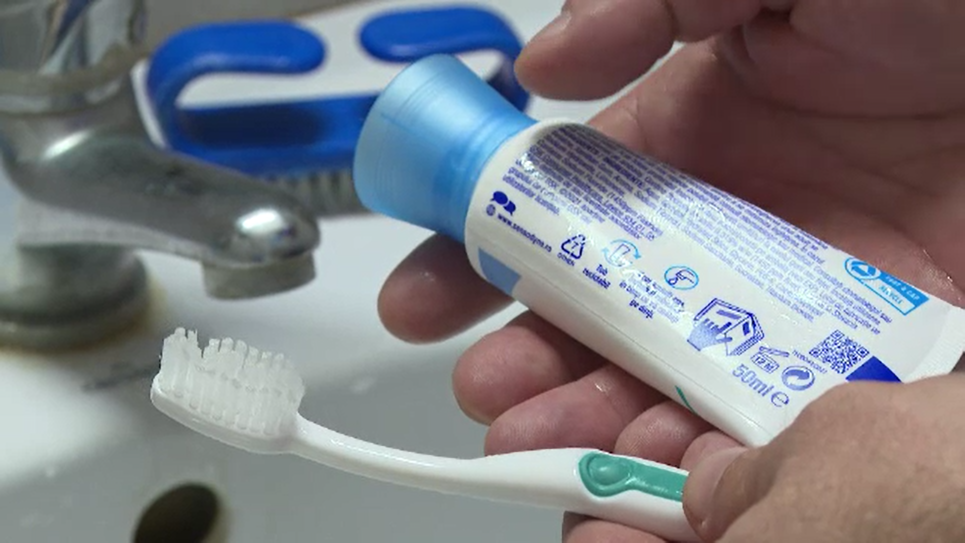 Un aditiv alimentar periculos, folosit în pasta de dinți şi în diverse produse de patiserie, va fi interzis în România