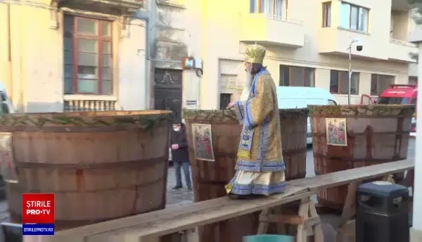 Pregătiri pentru Bobotează. Înalt Prea Sfințitul Teodosie s-a urcat de 5 ori pe o cisternă