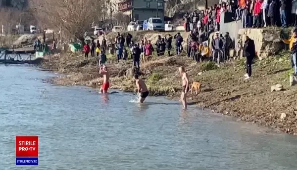 Pregătiri pentru Bobotează. Înalt Prea Sfințitul Teodosie s-a urcat de 5 ori pe o cisternă