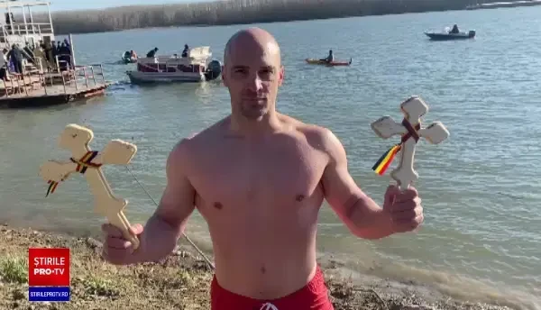 Pregătiri pentru Bobotează. Înalt Prea Sfințitul Teodosie s-a urcat de 5 ori pe o cisternă