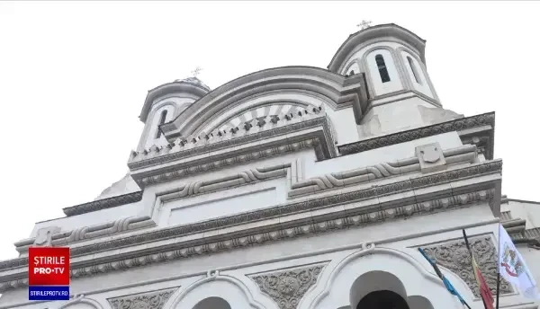 Tradiționala cruce de gheață de la Galați pentru Bobotează riscă să se topească. Soluția de rezervă pregătită de preoți