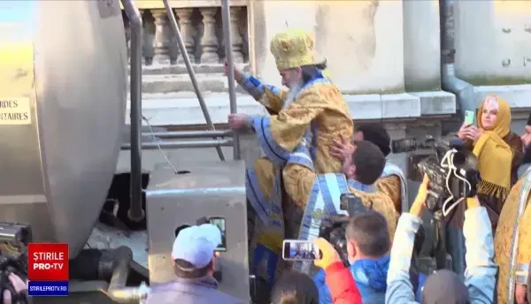Slujbă specială oficiată de ÎPS Teodosie în Ajun de Bobotează. Ierarhul s-a cățărat pe cisterne ca să sfințească apele