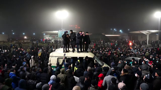 Stare de urgență în Kazahstan. Mulţimea a luat cu asalt și a incendiat clădiri guvernamentale