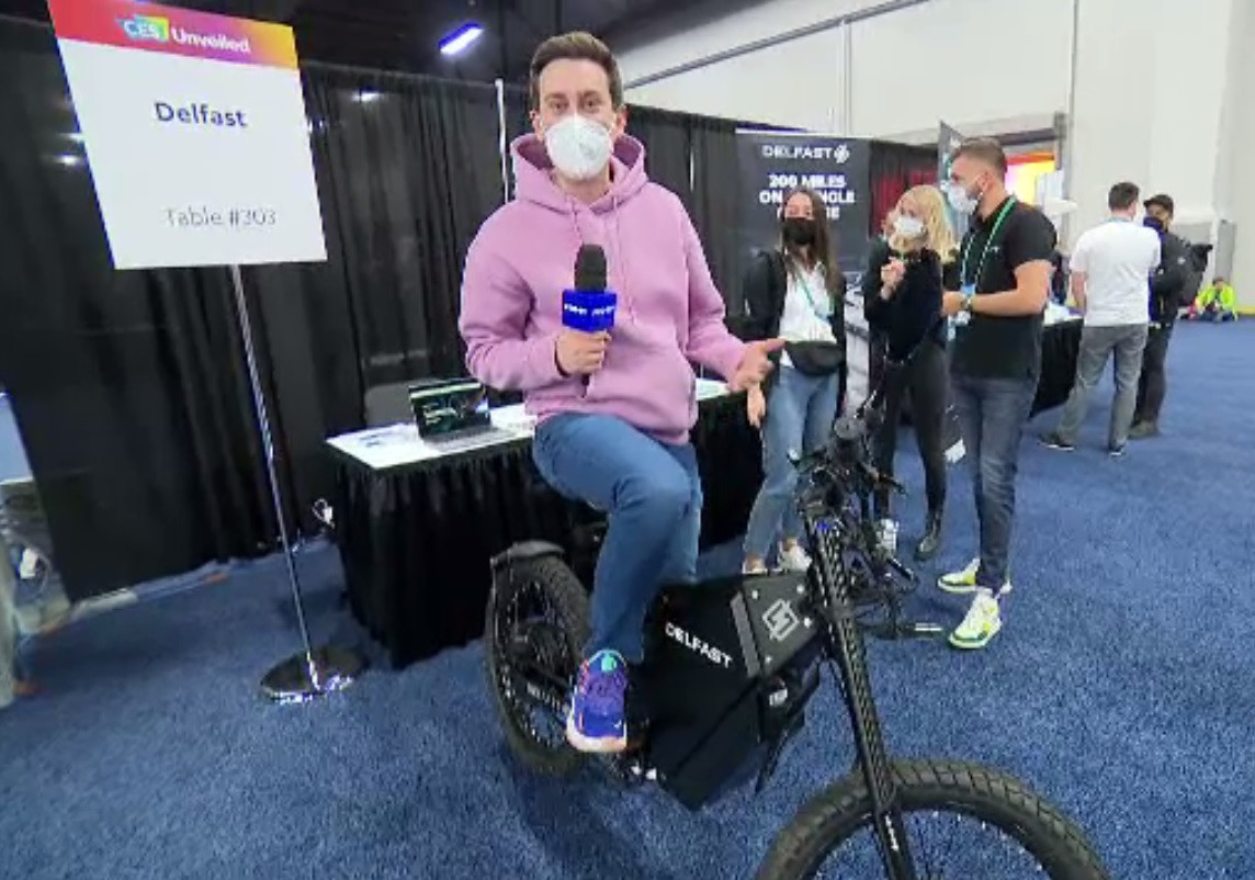 iLikeIT. Inovații la CES 2022: Motocicleta cu pedale, perna care imită bătăile inimii sau exoscheletul care devine scaun