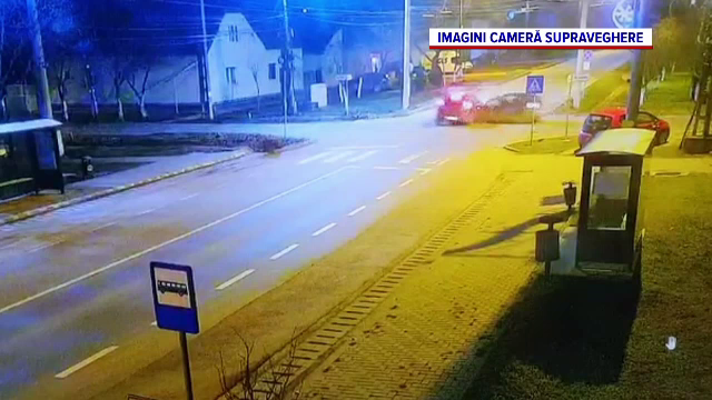 Momentul în care o șoferiță nu cedează trecerea și intră într-o mașină. Copilul ei de 3 ani a ajuns la spital