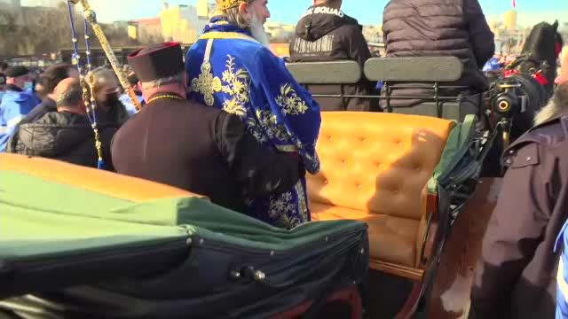 Imagini deosebite la Constanța. IPS Teodosie a venit cu caleașca, ținut în brațe de un preot