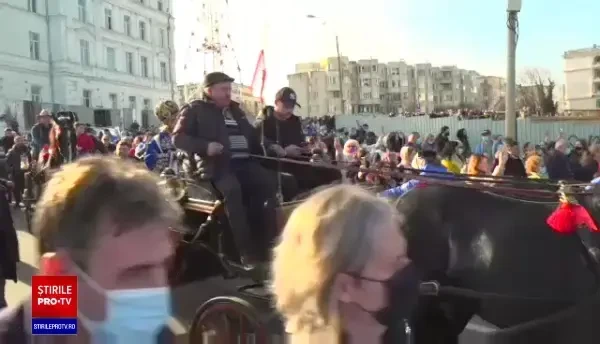 Imagini deosebite la Constanța. IPS Teodosie a venit cu caleașca, ținut în brațe de un preot