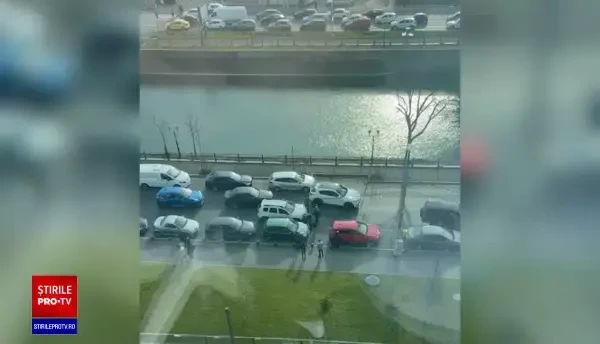 Bătaie în traficul din București. Un curier pe bicicletă a ajuns dus pe capota unei mașini