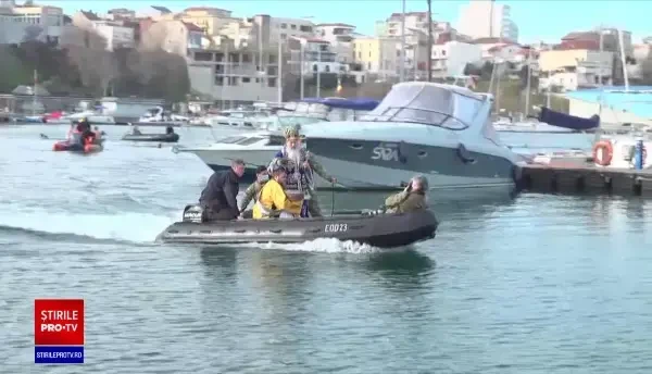 Mii de credincioși au venit în Constanța de Bobotează. IPS Teodosie aruncă 3 cruci în mare