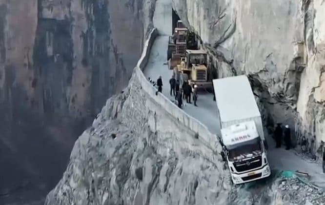 Video. Un camion a rămas suspendat timp de trei zile pe o stâncă după ce GPS-ul l-a trimis pe șofer pe un drum greșit