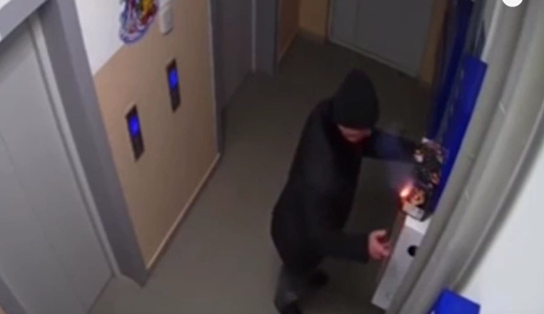 VIDEO Momentul în care un bărbat aprinde mai multe artificii în interiorul apartamentului. Ce a făcut după