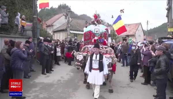 Cele mai frumoase obiceiuri din România de Sfântul Ion. Satul în care sărbătoriții se botează în râu