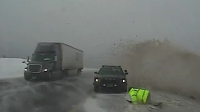 Iarnă grea pe coasta de Est a SUA. Un polițist a evitat la limită o maşină scăpată de sub control