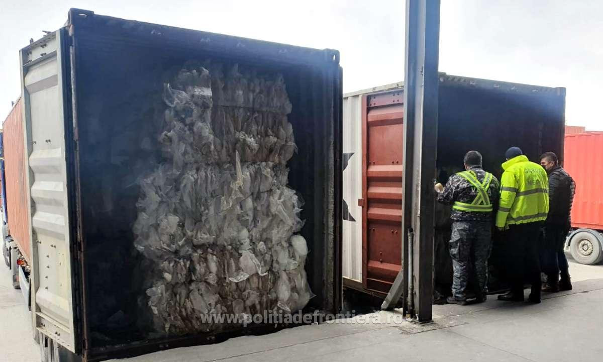 Aproape 40 de tone de deşeuri din plastic, din UK, descoperite în două containere în Portul Constanţa
