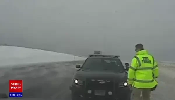 Iarnă grea pe coasta de Est a SUA. Un polițist a evitat la limită o maşină scăpată de sub control