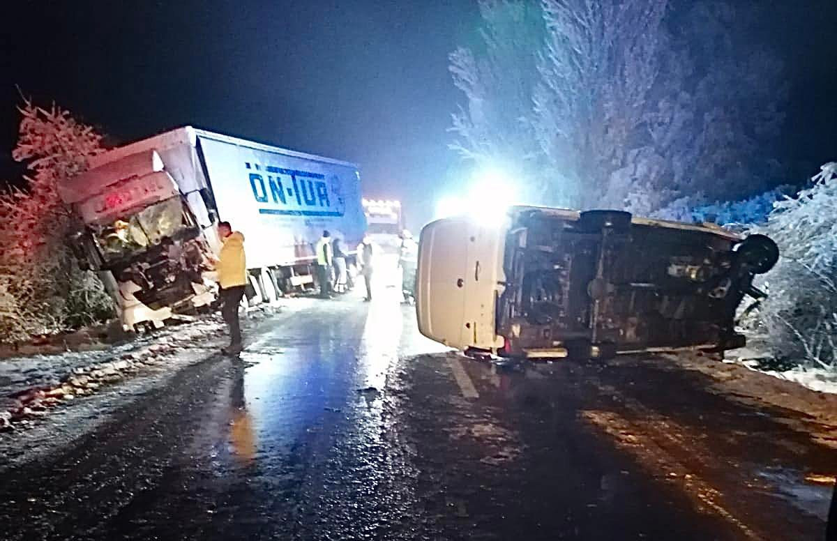 Accident între o autoutilitară și un TIR, în județul Timiș. Un tânăr de 25 de ani a murit