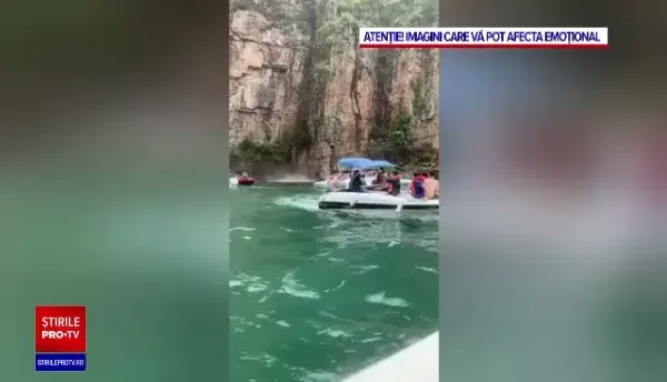 Momentul în care o stâncă uriașă se prăbușește peste mai multe bărci cu turiști. 7 oameni au murit