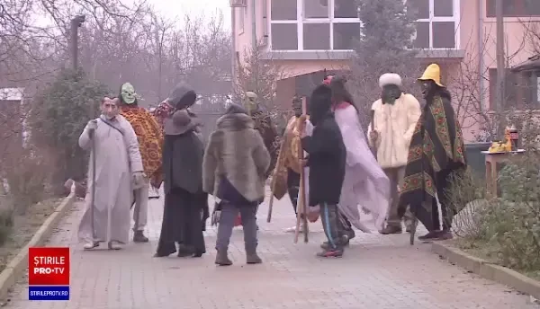 "Mersul cu Urâții", după Sfântul Ion. "Mascații" merg din casă în casă pentru a speria duhurile rele. VIDEO