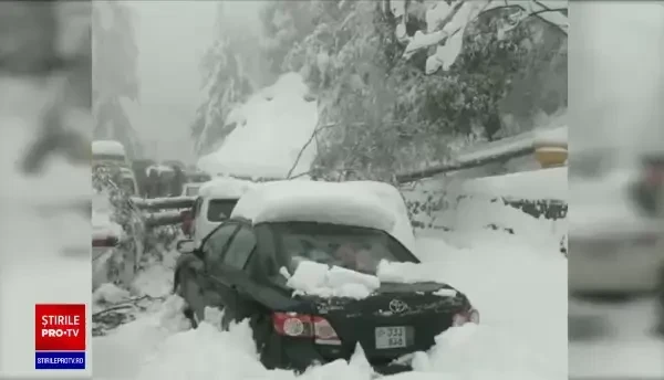 Cel puțin 21 turiști au murit blocați în mașini, din cauza unei furtuni de zăpadă, în Pakistan
