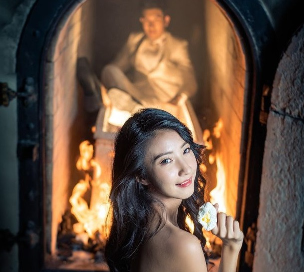 FOTO „Până când moarte ne va despărți”. Un mire și o mireasă au avut parte de o incinerare falsă într-o ședință foto