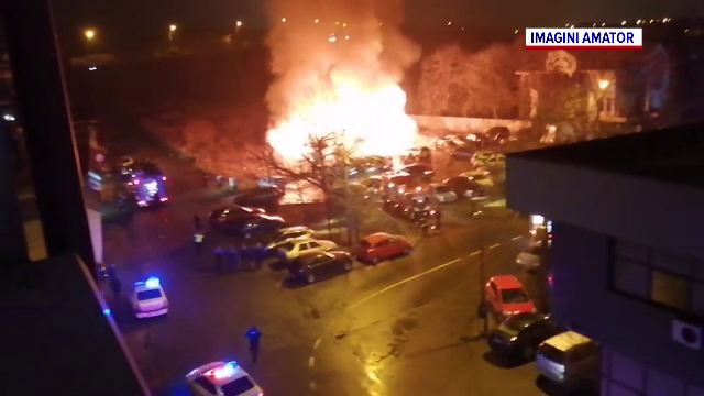 Un incendiu puternic a mistuit un imobil abandonat, dar și nouă mașini parcate în apropierea lui