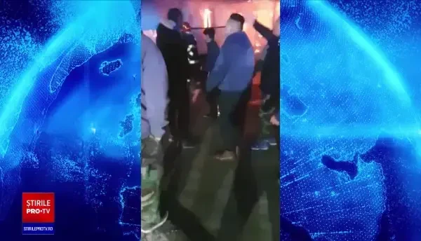 O casă din județul Mureș a ars ca o torță. Un bărbat și fiica lui au suferit arsuri grave pe tot corpul