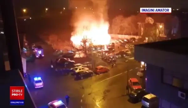Un incendiu puternic a mistuit un imobil abandonat, dar și nouă mașini parcate în apropierea lui