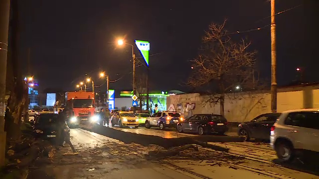 Un copac a căzut pe șinele de tramvai în București. Circulația a fost blocată o jumătate de oră
