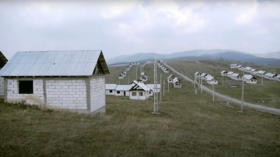 O primărie din Bacău vinde case construite de Guvern cu 250 de euro bucata