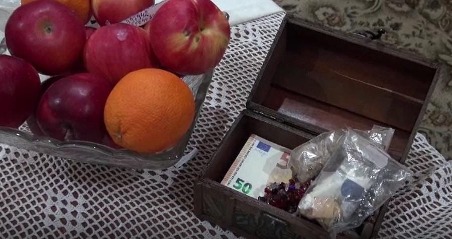 Bacău: Doi bărbați au fost reținuți, după ce au sustras de la o bătrână 4.200 de euro și 200 de dolari