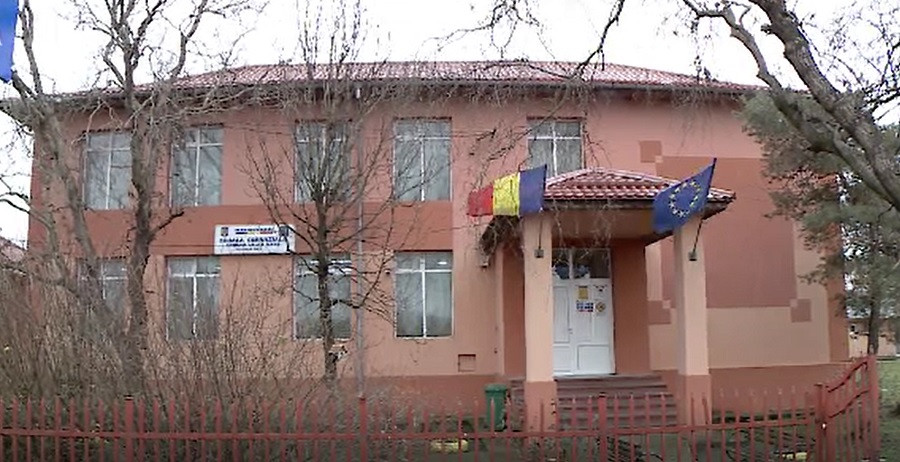 O profesoară din Olt le-a trimis elevilor poze deocheate, din greșeală, pe WhatsApp. Imaginile au devenit virale