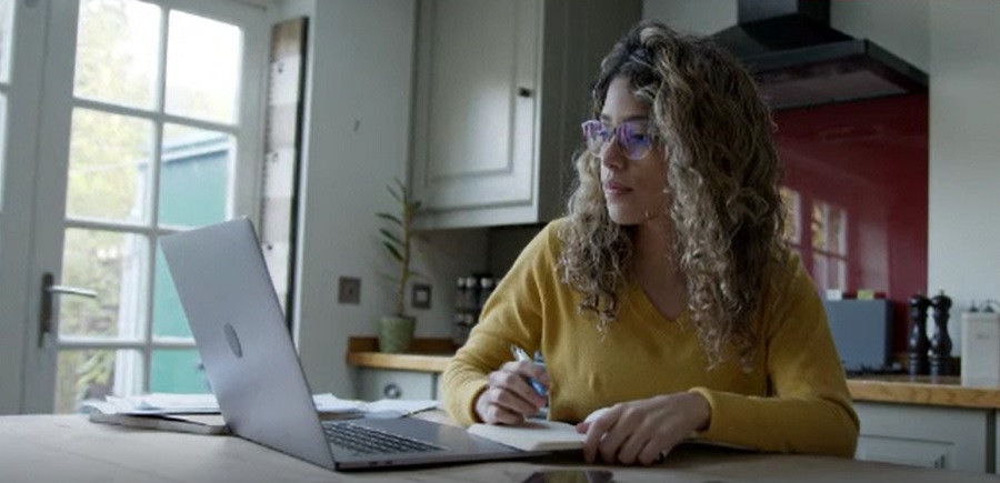 Fenomenul "nomazilor digitali" a luat amploare în România. Autoritățile introduc vize de liber profesioniști