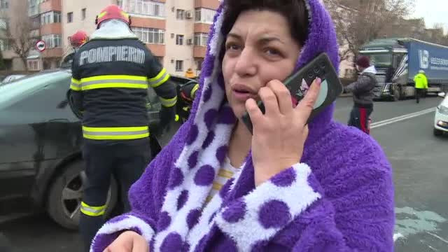 O șoferiță s-a răsturnat cu mașina după ce a răspuns la telefon în timp ce conducea