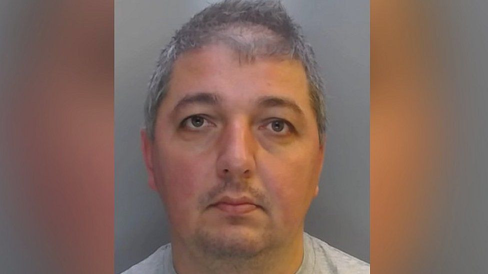 Șofer de TIR român, condamnat în UK pentru că a provocat un accident cu 3 morți. Se uita pe site-uri pentru adulți la volan