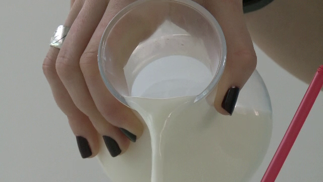 Laptele, în categoria celor mai risipite alimente, din cauza valabilității. Cum verificăm dacă mai este bun