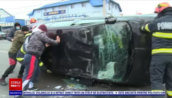 O șoferiță s-a răsturnat cu mașina după ce a răspuns la telefon în timp ce conducea