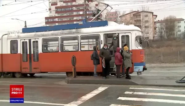 Accidente grave provocate de vreme. Două fete au fost lovite într-un refugiu de tramvai