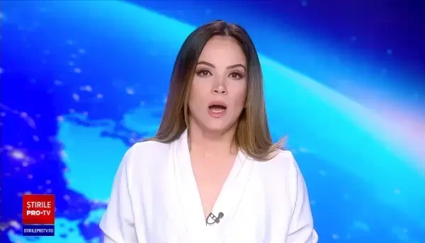 Un camion plin cu lemne s-a răsturnat pe marginea șoselei, în Mihăești, peste o stație de autobuz