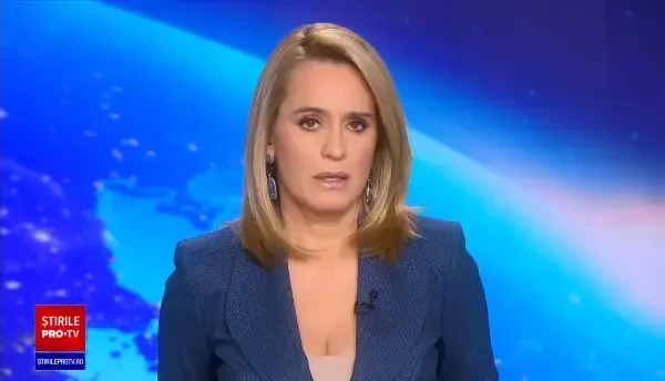 Un bătrân a sărit cu bâta la un tânăr care a intrat intenționat cu mașina în el, în curtea unui liceu din Caracal