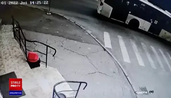 Unul dintre polițiștii care au accidentat două fetițe pe o trecere s-ar fi ascuns după un tomberon, după accident