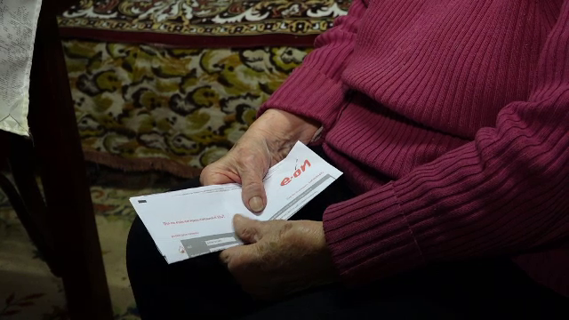 Bătrânii sunt copleșiți de facturile uriașe. Nu mai deschid nimic, să facă economie: ”La gaz nu pot, că e foarte frig”
