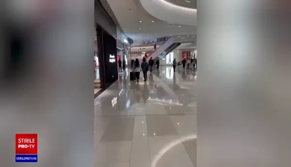VIDEO bizar. Un bărbat se plimbă cu ”câinele-robot” în lesă, la cumpărături într-un mall